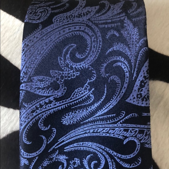 Michael Kors Navy paisley 💯 % silk tie. - Picture 4 of 5
